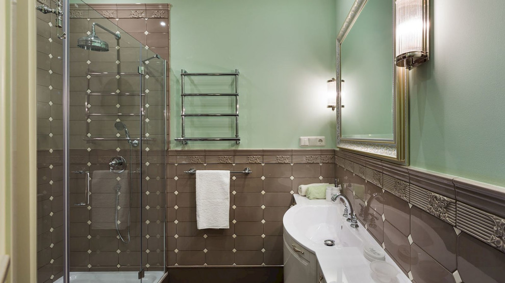 На фото: ванная комната среднего размера, в белых тонах с отделкой деревом: освещение в классическом стиле с плоскими фасадами, белыми фасадами, душем в нише, коричневой плиткой, керамической плиткой, зелеными стенами, полом из керамогранита, душевой кабиной, настольной раковиной, столешницей из искусственного камня, душем с распашными дверями, белой столешницей, тумбой под одну раковину и напольной тумбой