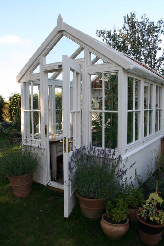 Inspiration for a mid-sized traditional garden shed.