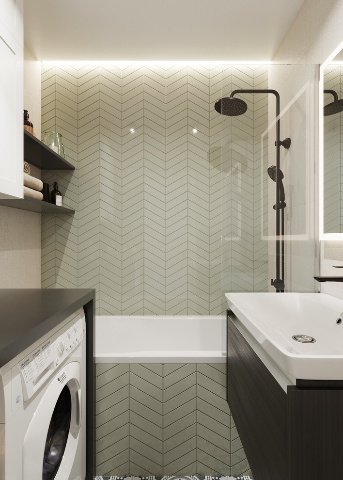 В этой ванной комнате прекрасно ужились 3 совершенно разные плитки: контрастная