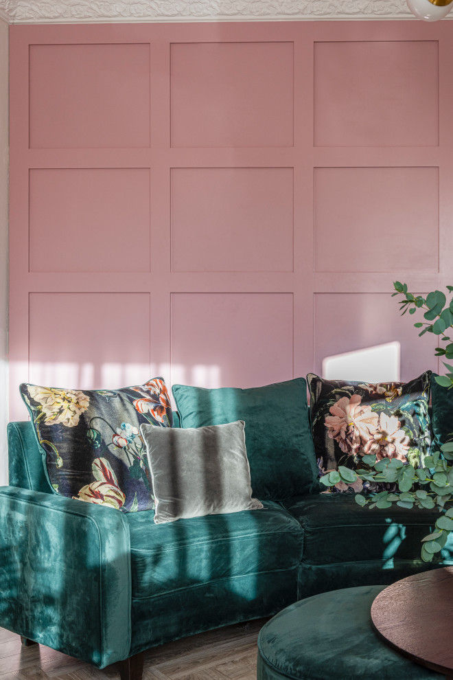 Inspiration pour un salon minimaliste de taille moyenne avec une salle de réception, un mur rose, parquet clair, une cheminée standard, un manteau de cheminée en carrelage, un téléviseur d'angle, un sol beige, un plafond en papier peint et du lambris.