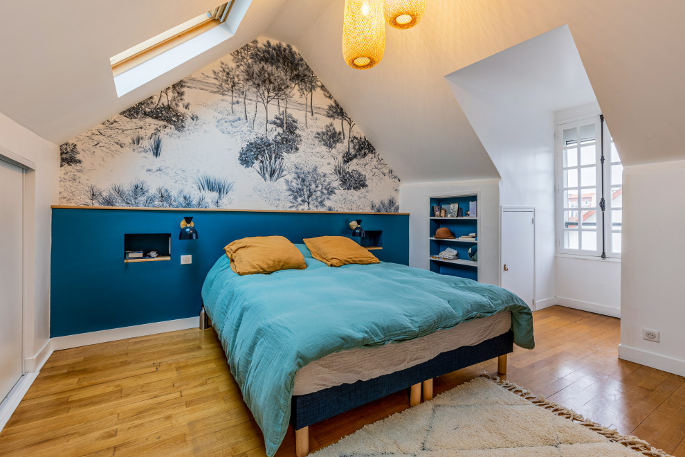 Стильный дизайн: большая хозяйская спальня в современном стиле с синими стенами, светлым паркетным полом, коричневым полом, балками на потолке и обоями на стенах - последний тренд