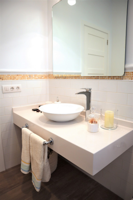 Ba&ntilde;o blanco coastal-bathroom