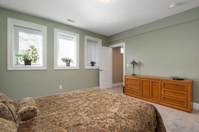 Clayton Basement modern-schlafzimmer