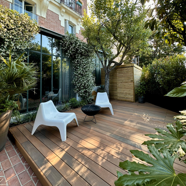 Terrasse en Composite IPE et Espace D&eacute;tente avec Jasmins et Cabanon contemporary-terrace
