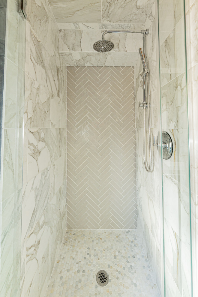 Idéer för små vintage badrum, med en dusch i en alkov, marmorkakel, marmorgolv, beiget golv och dusch med gångjärnsdörr