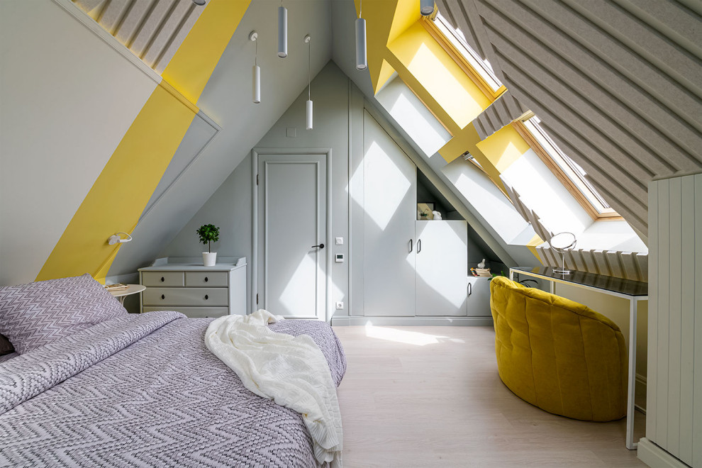 На фото: маленькая хозяйская, серо-белая спальня в скандинавском стиле с разноцветными стенами, полом из ламината, бежевым полом, сводчатым потолком, панелями на части стены и рабочим местом для на участке и в саду с
