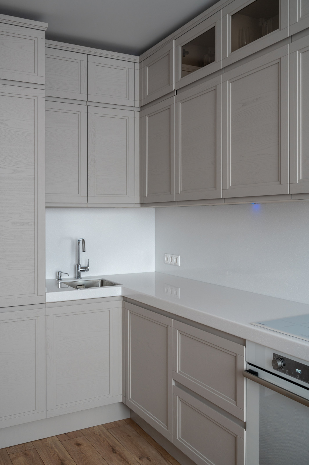 Кухня из массива с интегрированной ручкой