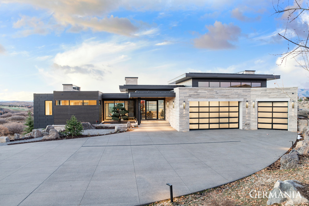 Modernes Einfamilienhaus mit schwarzer Fassadenfarbe in Salt Lake City