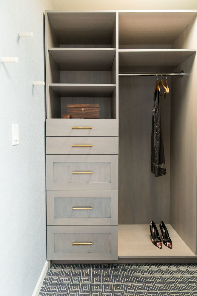 Example of a transitional home design design in Chicago