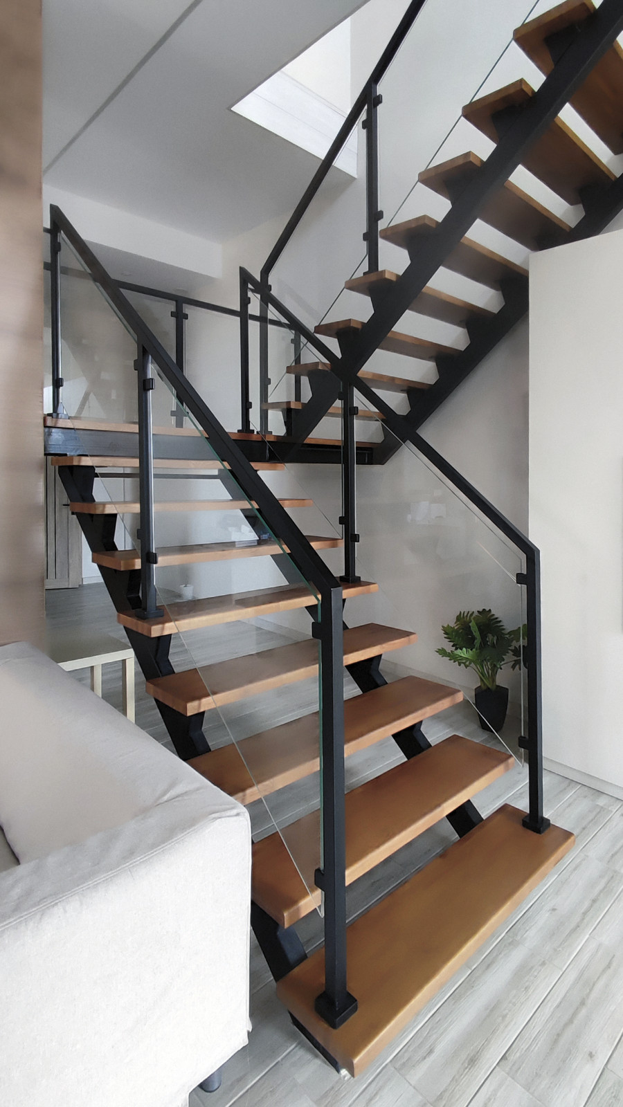 Современная лестница в офис