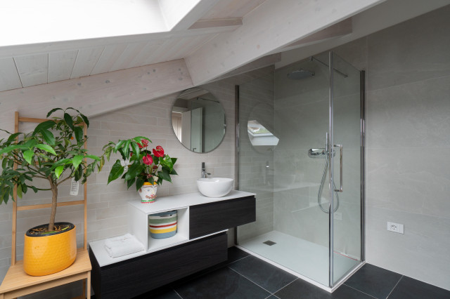 CASA A SCHIERA TV -BAGNI E MANSARDA contemporary-bathroom