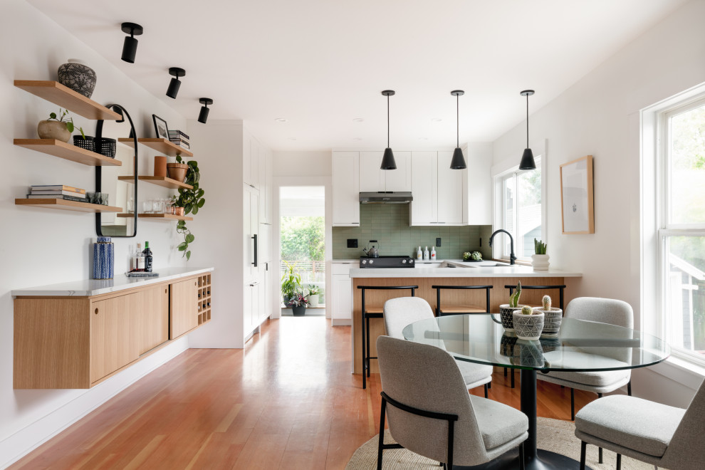 Mittelgroße Moderne Wohnküche mit weißer Wandfarbe, braunem Holzboden und braunem Boden in Seattle
