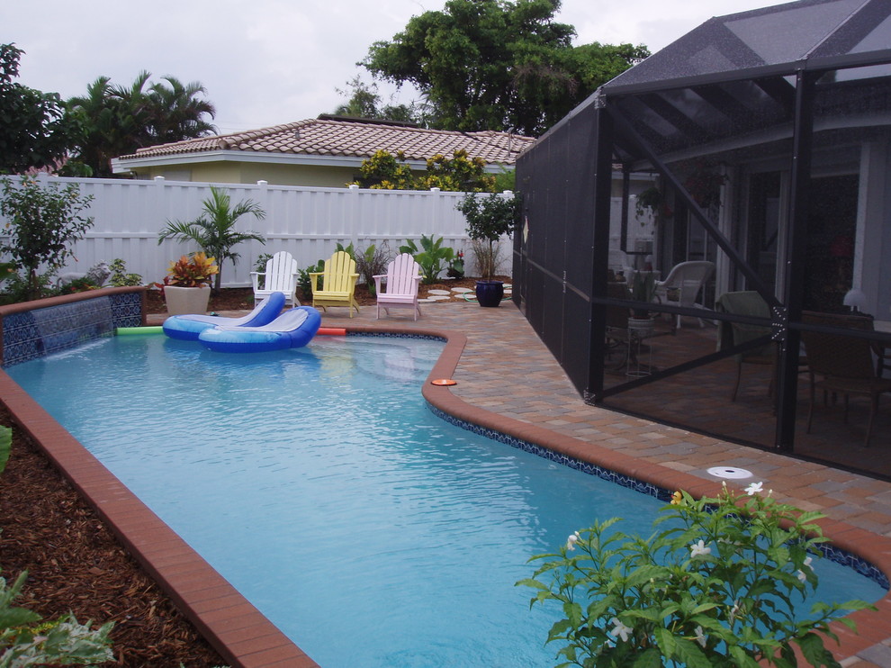 Вольер с навесом из поикарбоната для бассейна и патио