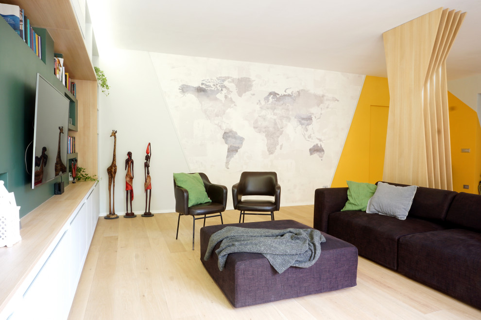 Ispirazione per un grande soggiorno design aperto con libreria, pareti gialle, pavimento in legno verniciato, TV a parete, pavimento beige e carta da parati