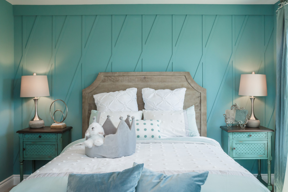 Cette image montre une chambre d'enfant traditionnelle de taille moyenne avec un mur bleu, moquette, un sol blanc et du lambris.