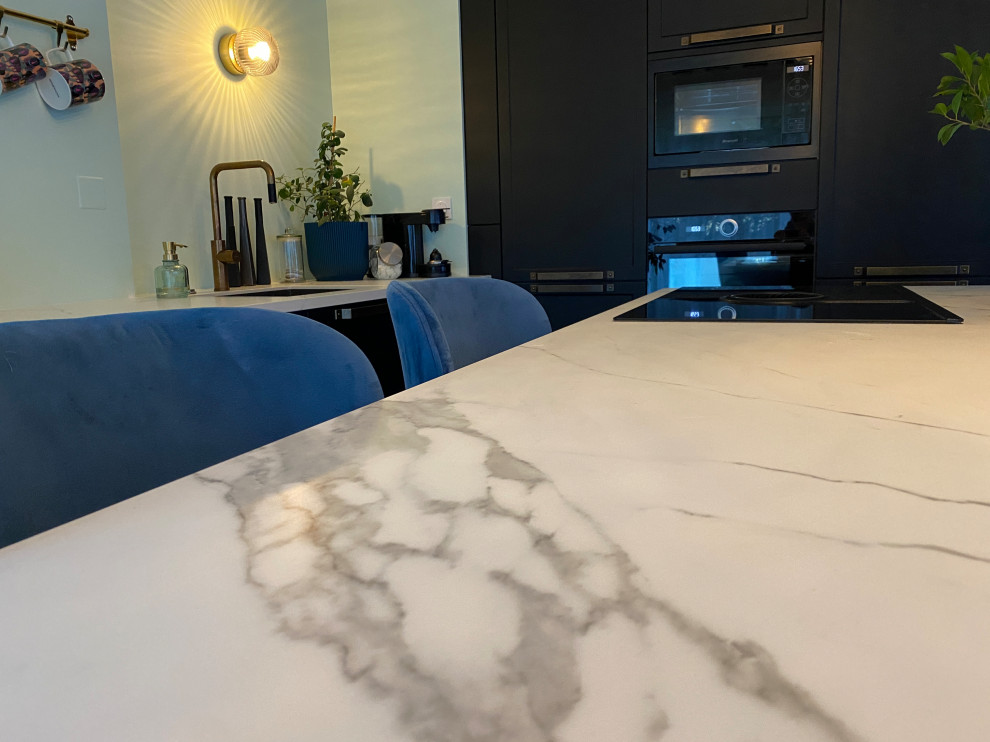 Esempio di una grande cucina minimalista con top in marmo, paraspruzzi con piastrelle in ceramica, pavimento in terracotta, pavimento blu e top bianco