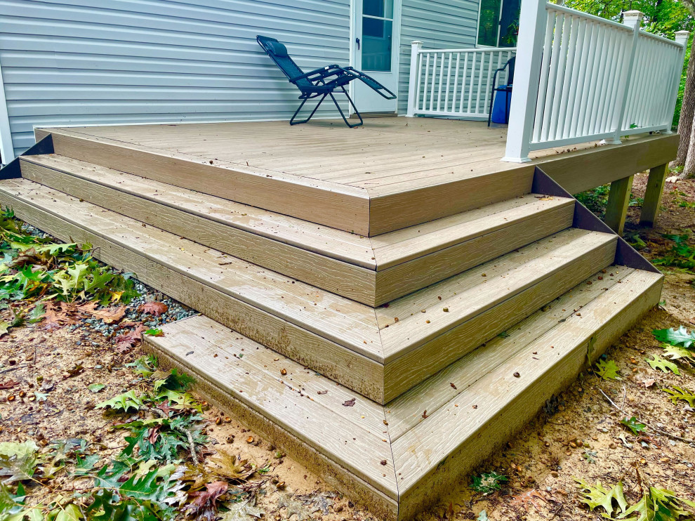 Composite Deck with Vinyl Rails