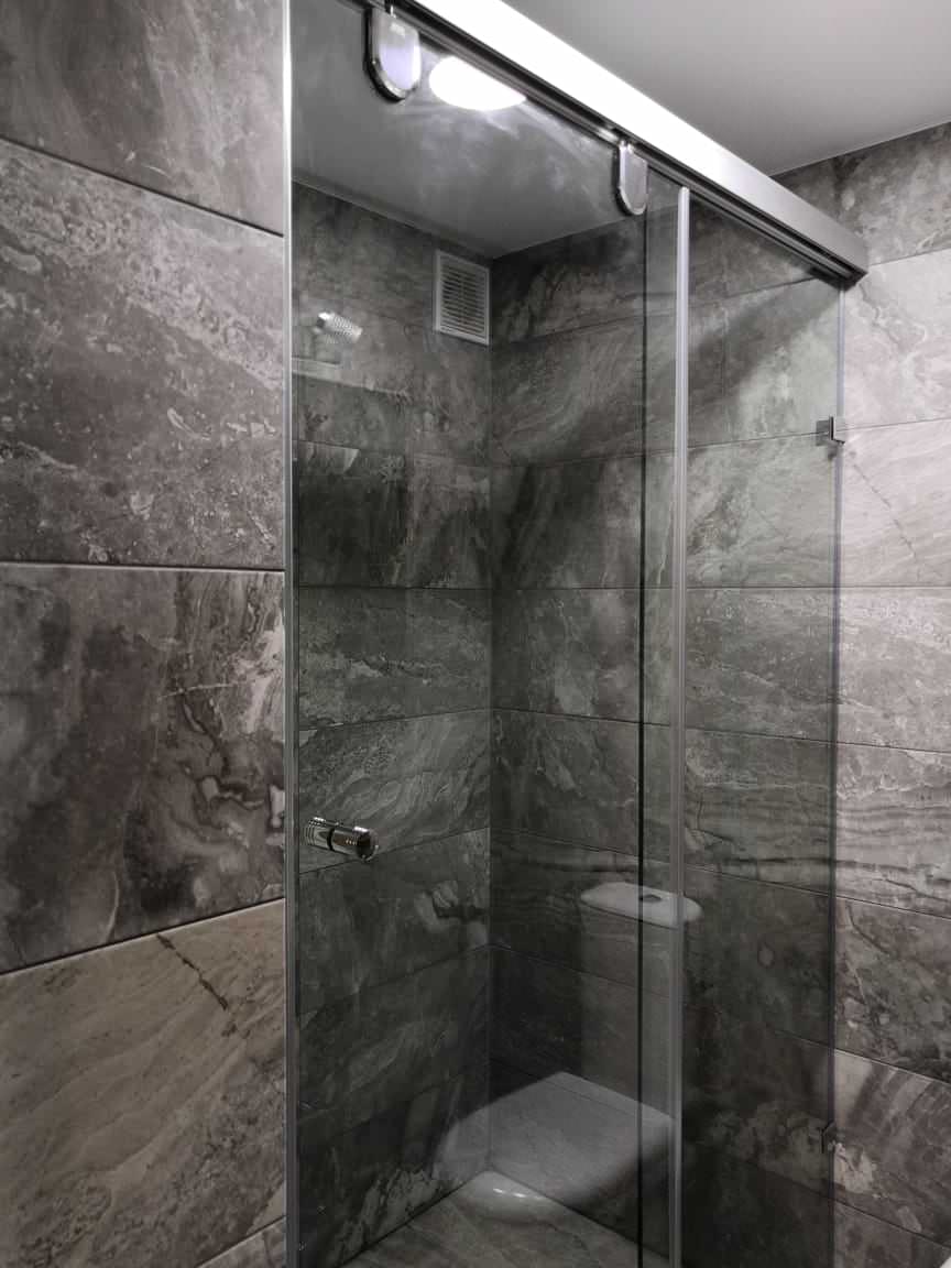 Стеклянная раздвижная перегородка