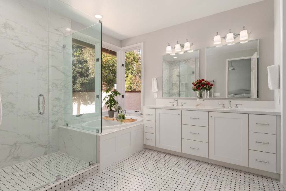 Exempel på ett mellanstort klassiskt vit vitt en-suite badrum, med skåp i shakerstil, vita skåp, ett hörnbadkar, en hörndusch, vit kakel, bänkskiva i kvarts, dusch med gångjärnsdörr, grå väggar, mosaikgolv, ett undermonterad handfat och vitt golv