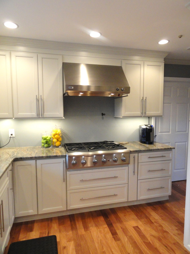 Mid-sized transitional kitchen photo in New York
