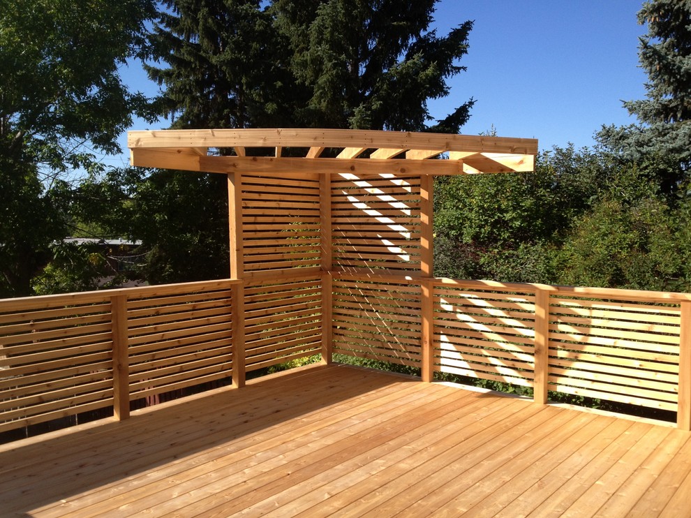 Photo of a large beach style rooftop deck in Calgary with no cover.
