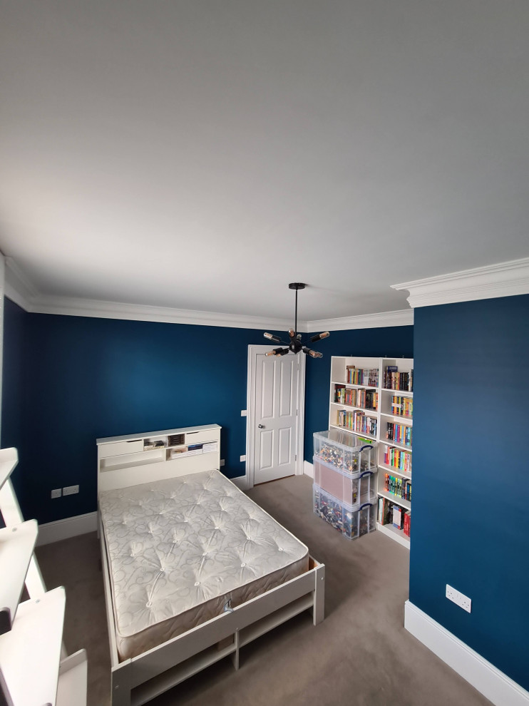 Foto de dormitorio principal tradicional grande con paredes azules, moqueta, suelo beige y bandeja