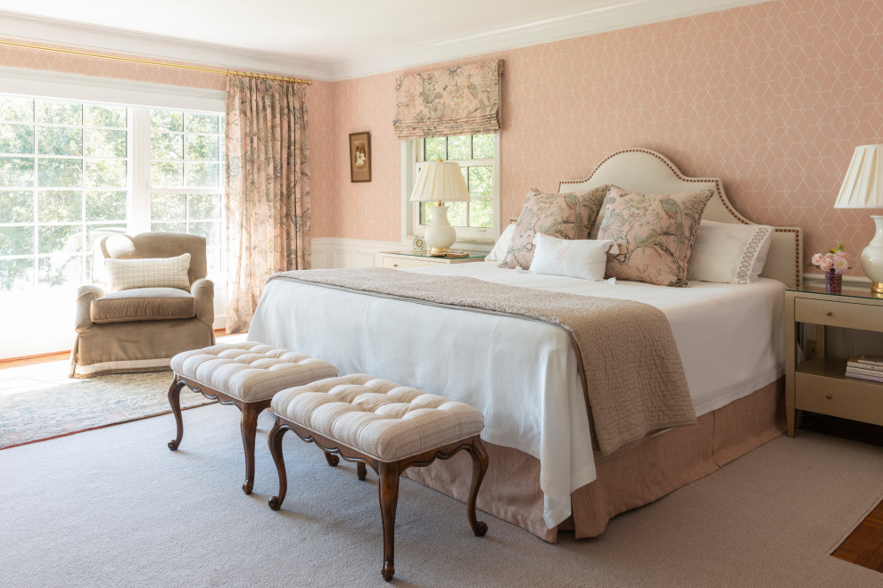 На фото: хозяйская спальня в классическом стиле с розовыми стенами и обоями на стенах с