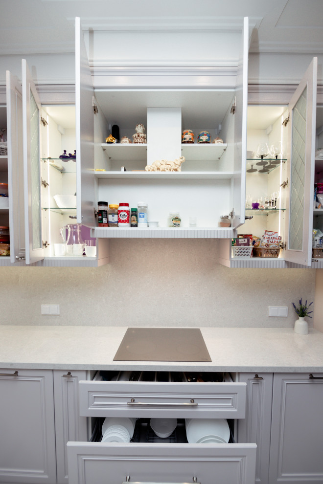 Нежно-серая кухня в неоклассическом стиле