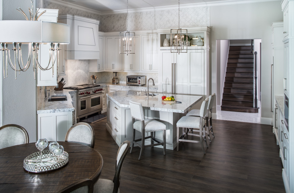 Example of a large transitional u-shaped porcelain tile and brown floor eat-in kitchen design in Orlando with an undermount sink, recessed-panel cabinets, white cabinets, quartz countertops, white backsplash, marble backsplash, stainless steel appliances, an island and gray countertops