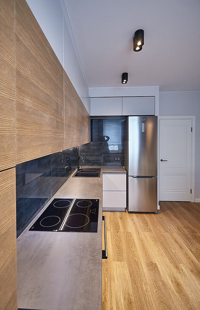 Idéer för att renovera ett mellanstort nordiskt brun linjärt brunt kök, med en enkel diskho, släta luckor, vita skåp, laminatbänkskiva, blått stänkskydd, stänkskydd i porslinskakel, rostfria vitvaror, vinylgolv och brunt golv