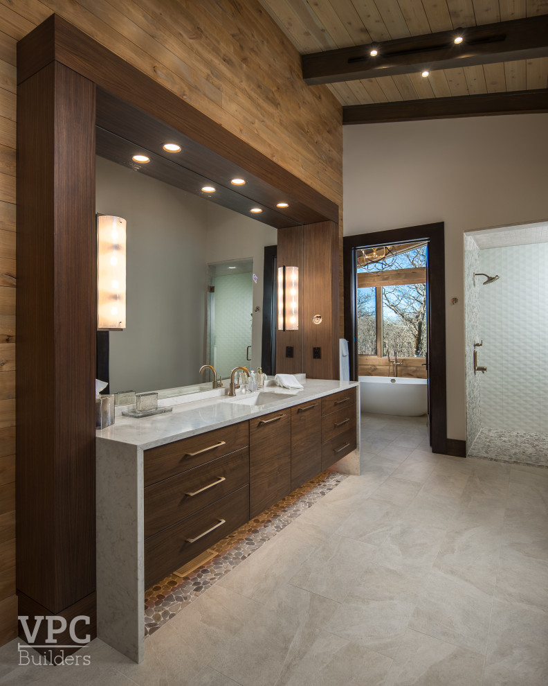 Идея дизайна: большая главная ванная комната в современном стиле с фасадами цвета дерева среднего тона, отдельно стоящей ванной, угловым душем, монолитной раковиной, открытым душем, тумбой под одну раковину, встроенной тумбой и потолком из вагонки