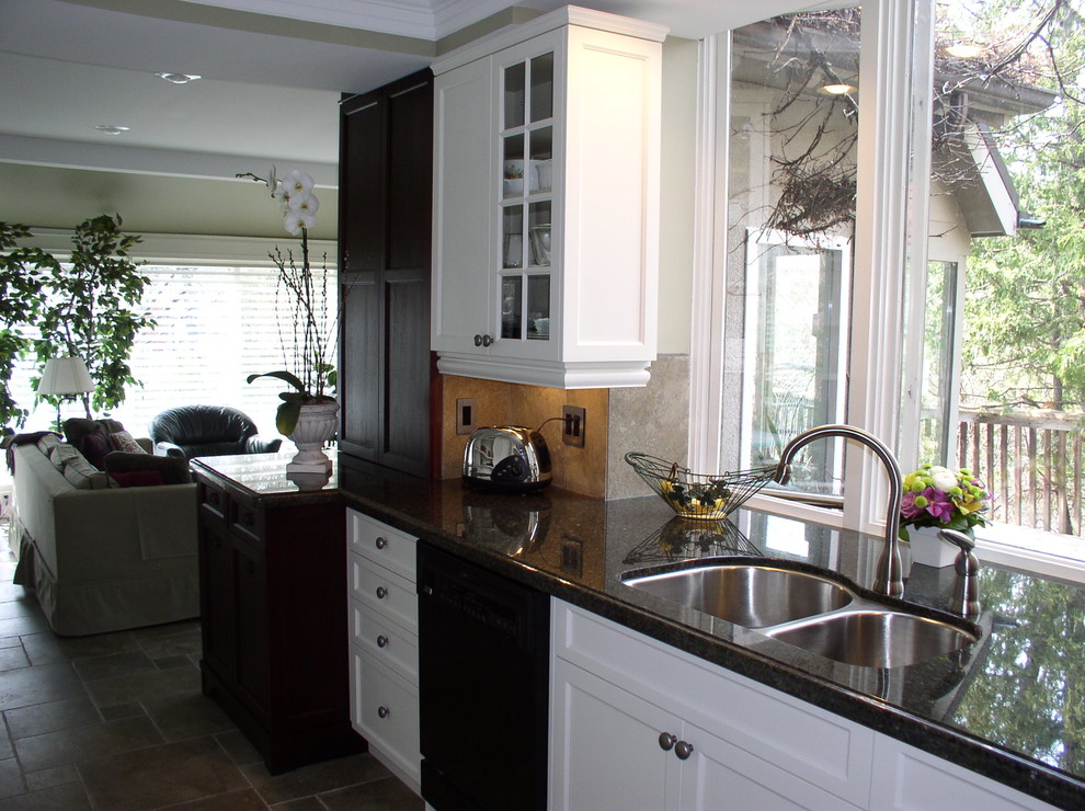 Transitional kitchen photo in Toronto