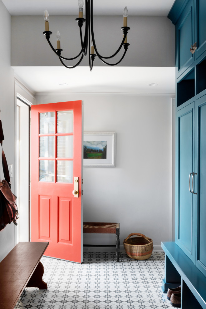 Foto på ett mellanstort vintage kapprum, med vita väggar, klinkergolv i porslin, en enkeldörr, en röd dörr och flerfärgat golv