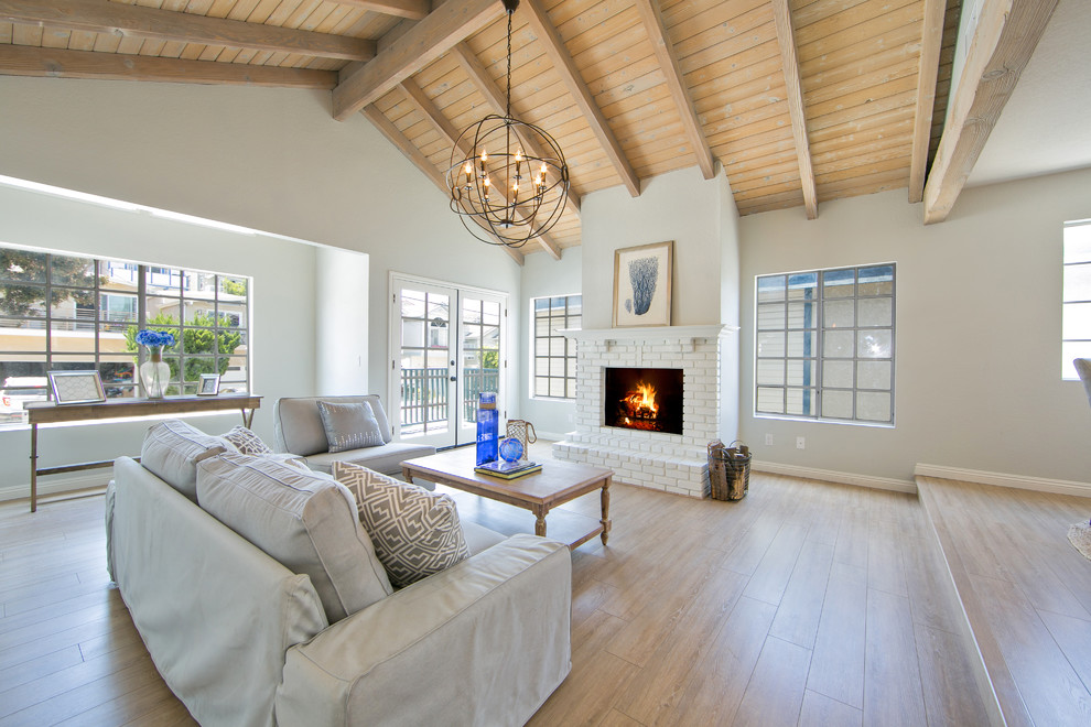 This is an example of a beach style living room in Los Angeles.