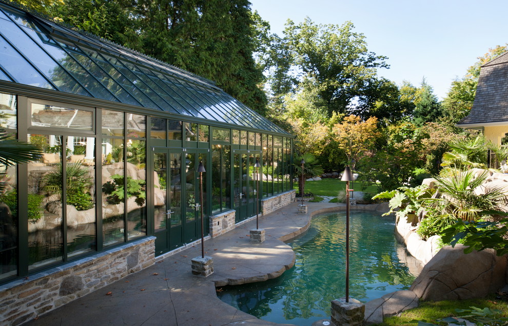 Inspiration for a large modern detached greenhouse in Vancouver.