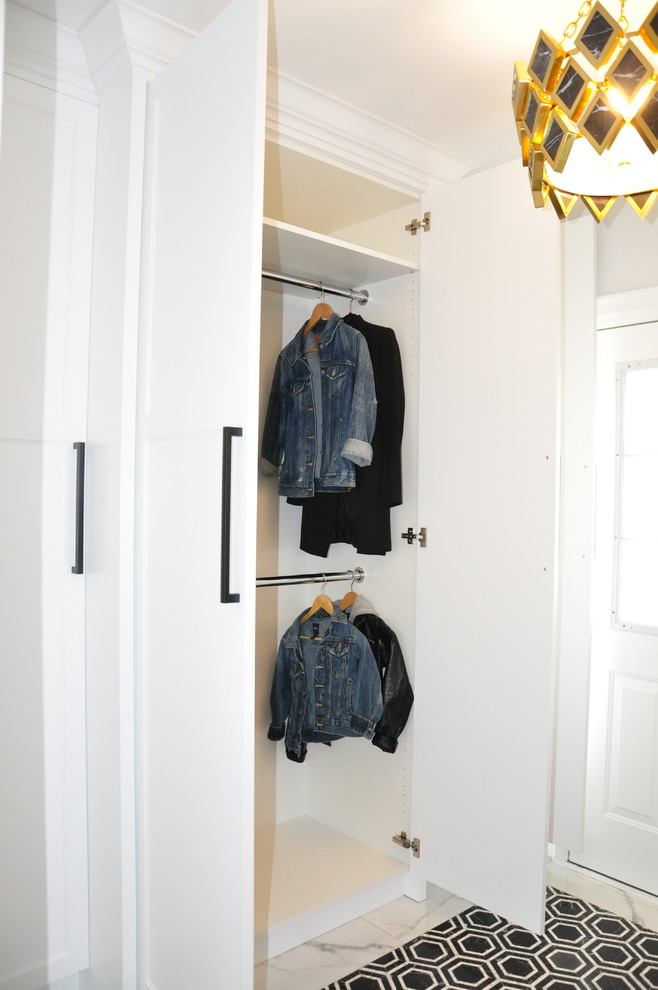 Example of a transitional entryway design in Toronto