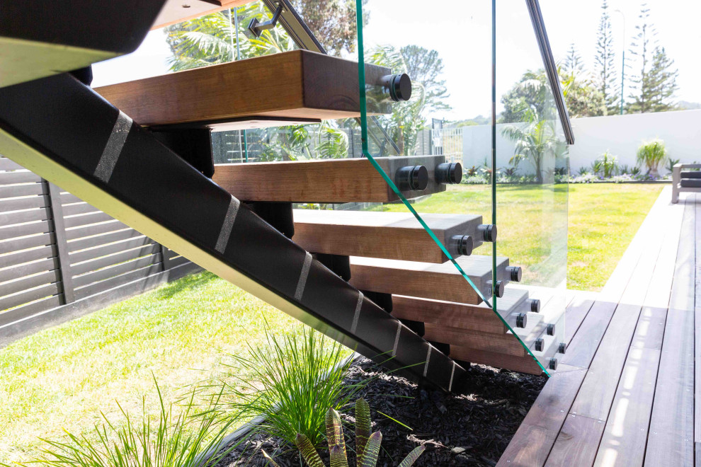 Schwebende, Mittelgroße Moderne Holztreppe mit offenen Setzstufen und Stahlgeländer in Auckland