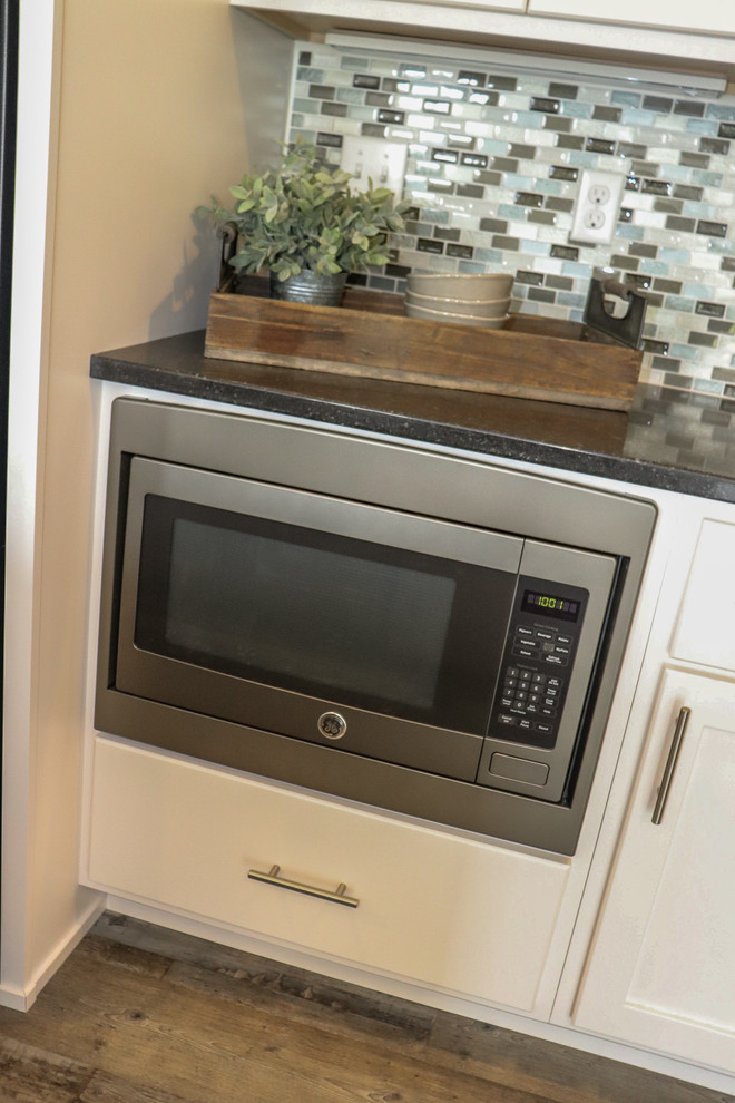 Kitchen - transitional kitchen idea
