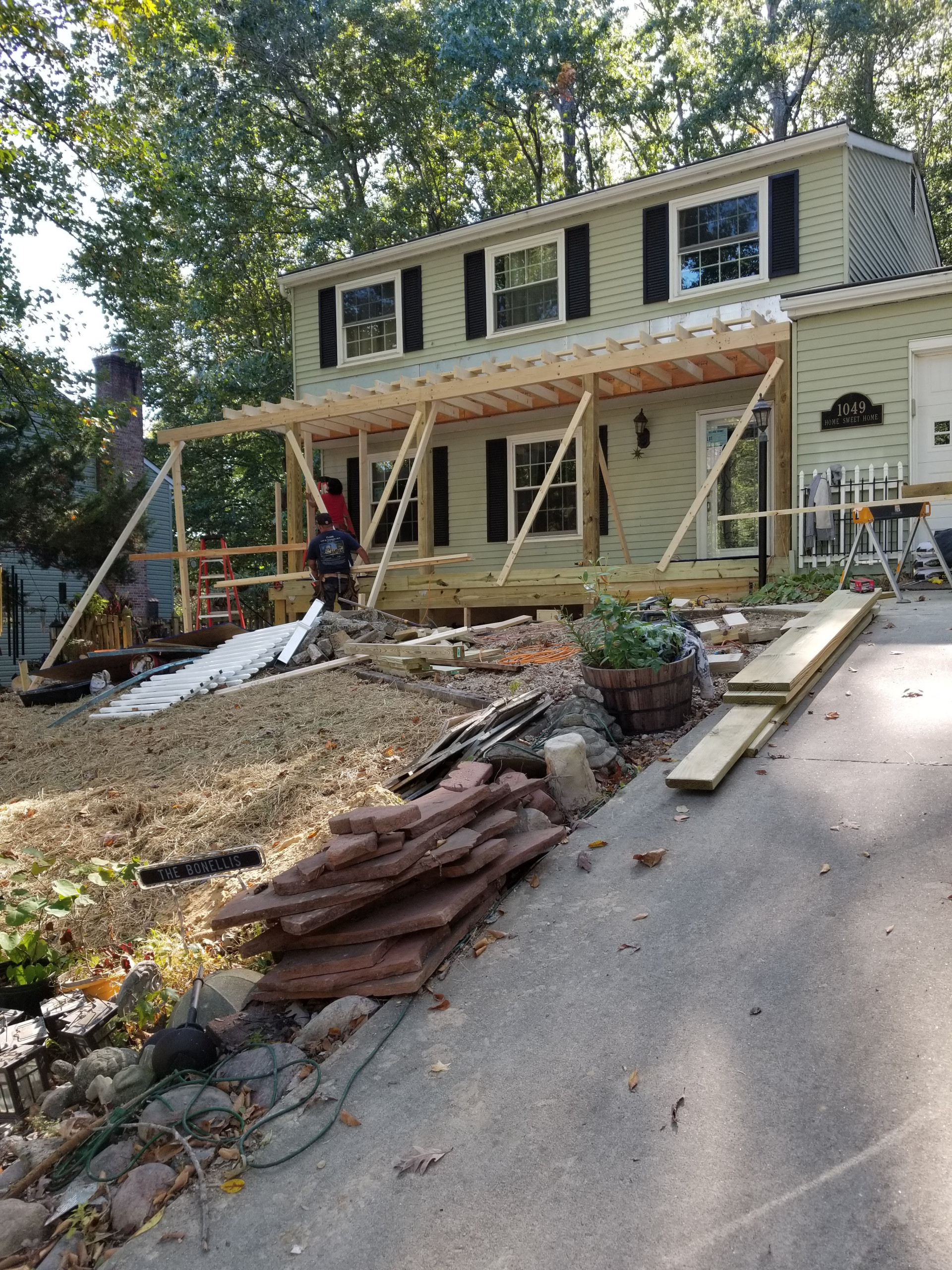 Front Porch w/ Breezeway to Basement