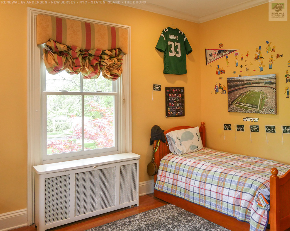 На фото: спальня среднего размера с желтыми стенами, паркетным полом среднего тона и разноцветным полом без камина