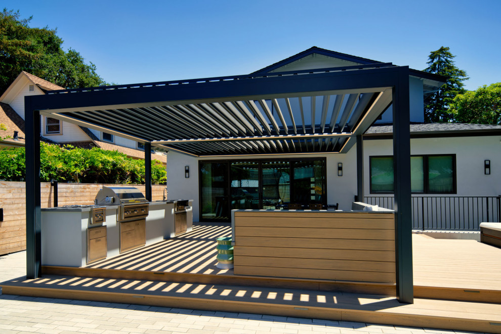 Immagine di una terrazza minimal di medie dimensioni, dietro casa e a piano terra con una pergola