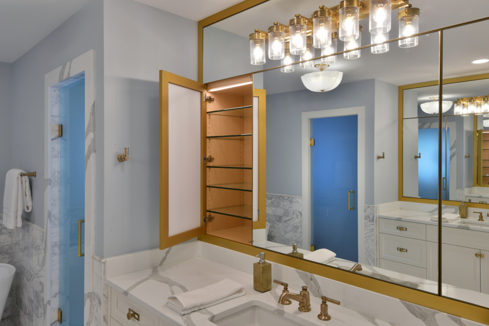 Источник вдохновения для домашнего уюта: большой главный совмещенный санузел в стиле неоклассика (современная классика) с плоскими фасадами, белыми фасадами, отдельно стоящей ванной, угловым душем, унитазом-моноблоком, черно-белой плиткой, мраморной плиткой, синими стенами, полом из мозаичной плитки, врезной раковиной, столешницей из искусственного кварца, белым полом, душем с распашными дверями, желтой столешницей, тумбой под две раковины, встроенной тумбой и панелями на стенах