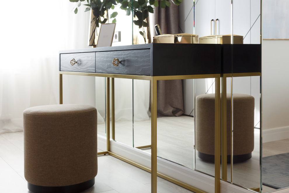 Квартира с радиусными панелями и глубокими цветами