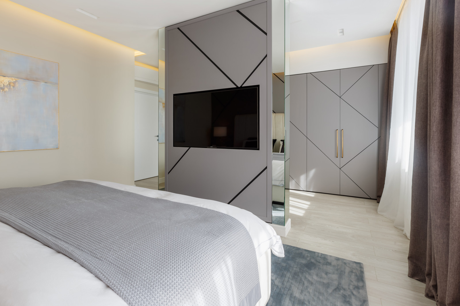 Квартира с радиусными панелями и глубокими цветами