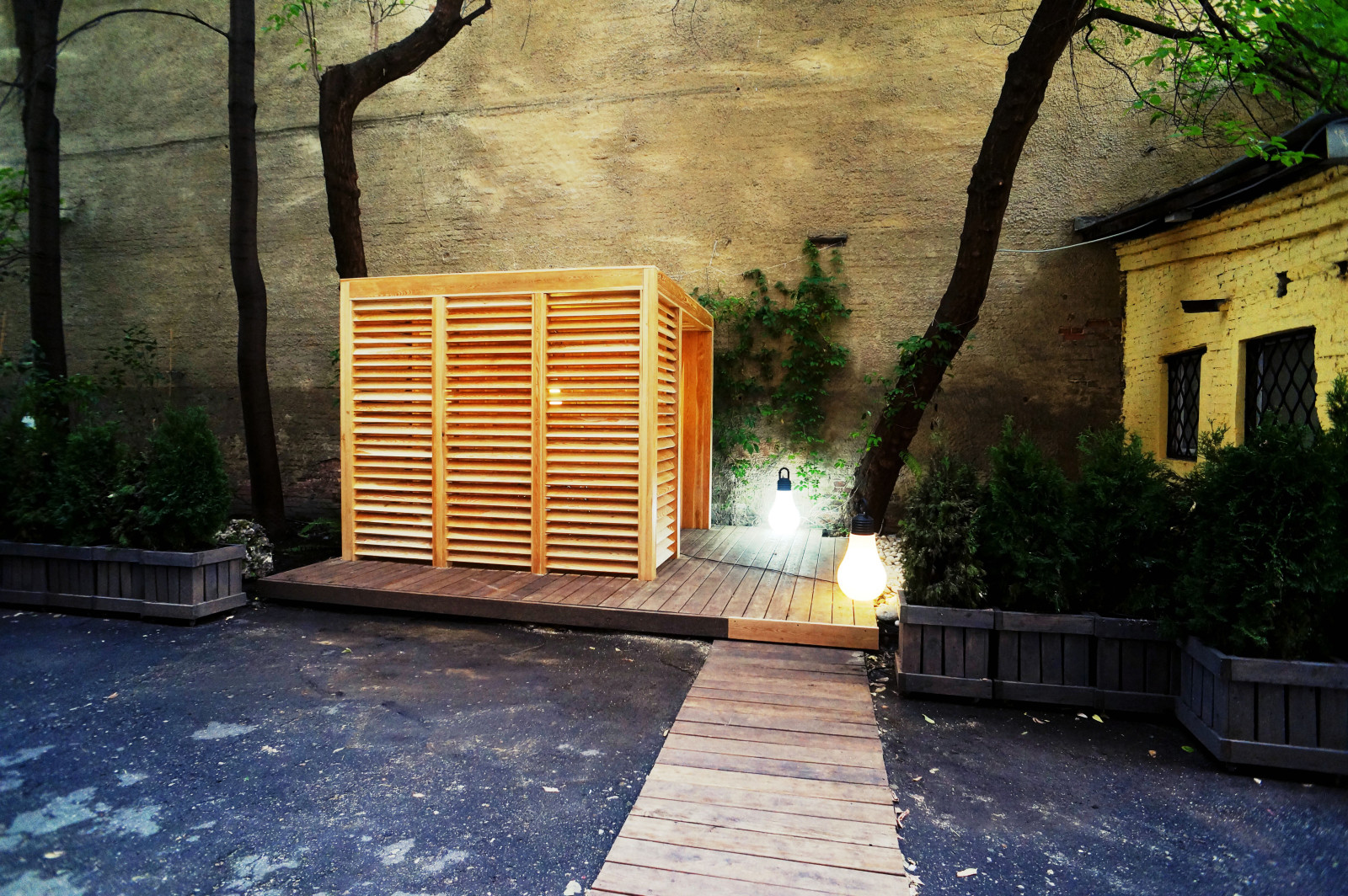 Беседка во дворе