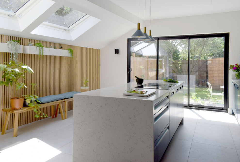 Inspiration för stora moderna vitt kök med öppen planlösning, med bänkskiva i kvartsit, klinkergolv i porslin, en köksö och grått golv