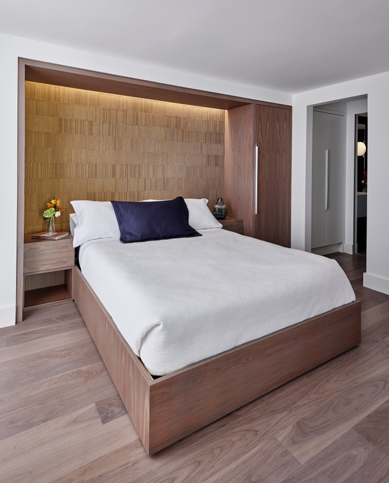 Mittelgroßes Modernes Gästezimmer mit weißer Wandfarbe, braunem Holzboden, braunem Boden und Tapetenwänden in Toronto