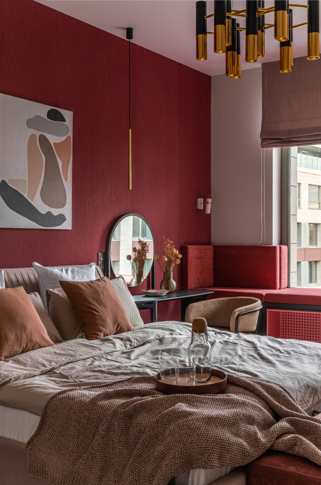 サンクトペテルブルクにある中くらいなコンテンポラリースタイルのおしゃれな寝室 (赤い壁、無垢フローリング、ベージュの床、壁紙、アクセントウォール) のレイアウト