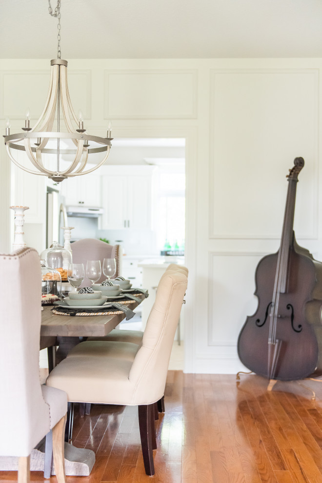 Transitional home design photo in Toronto