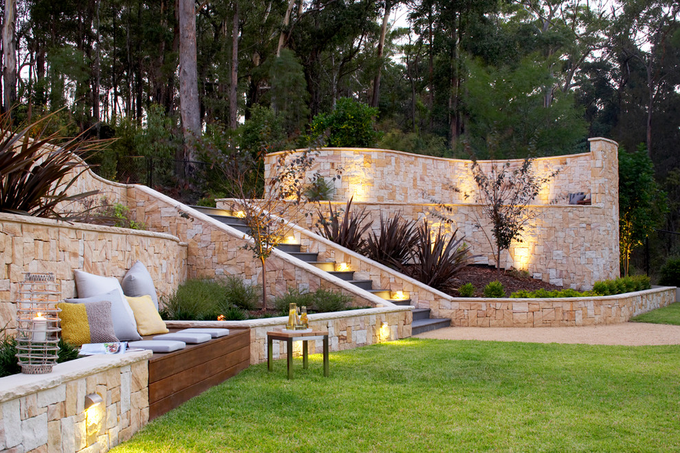 Inspiration for a contemporary backyard garden in Sydney.